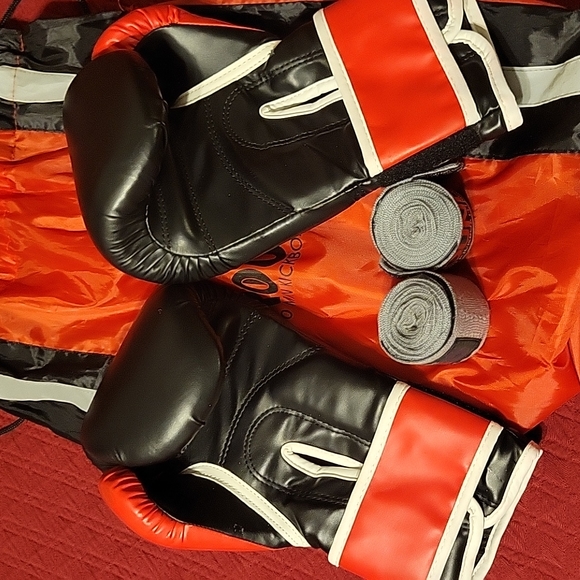 9 Round Gloves, wrist wraps, bag - Picture 2 of 2
